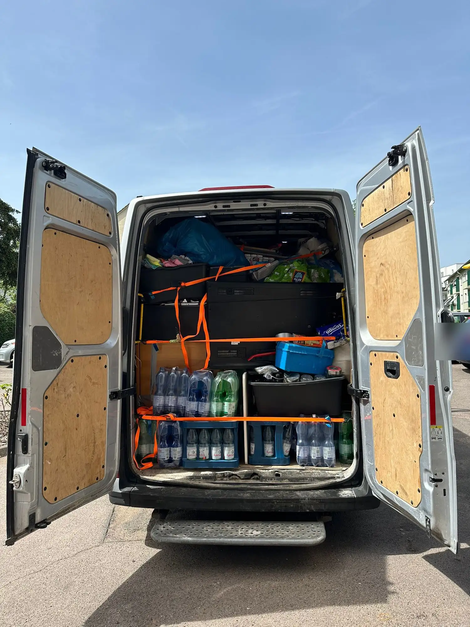 Voll beladener Transporter von RheinService mit gesicherter Ladung